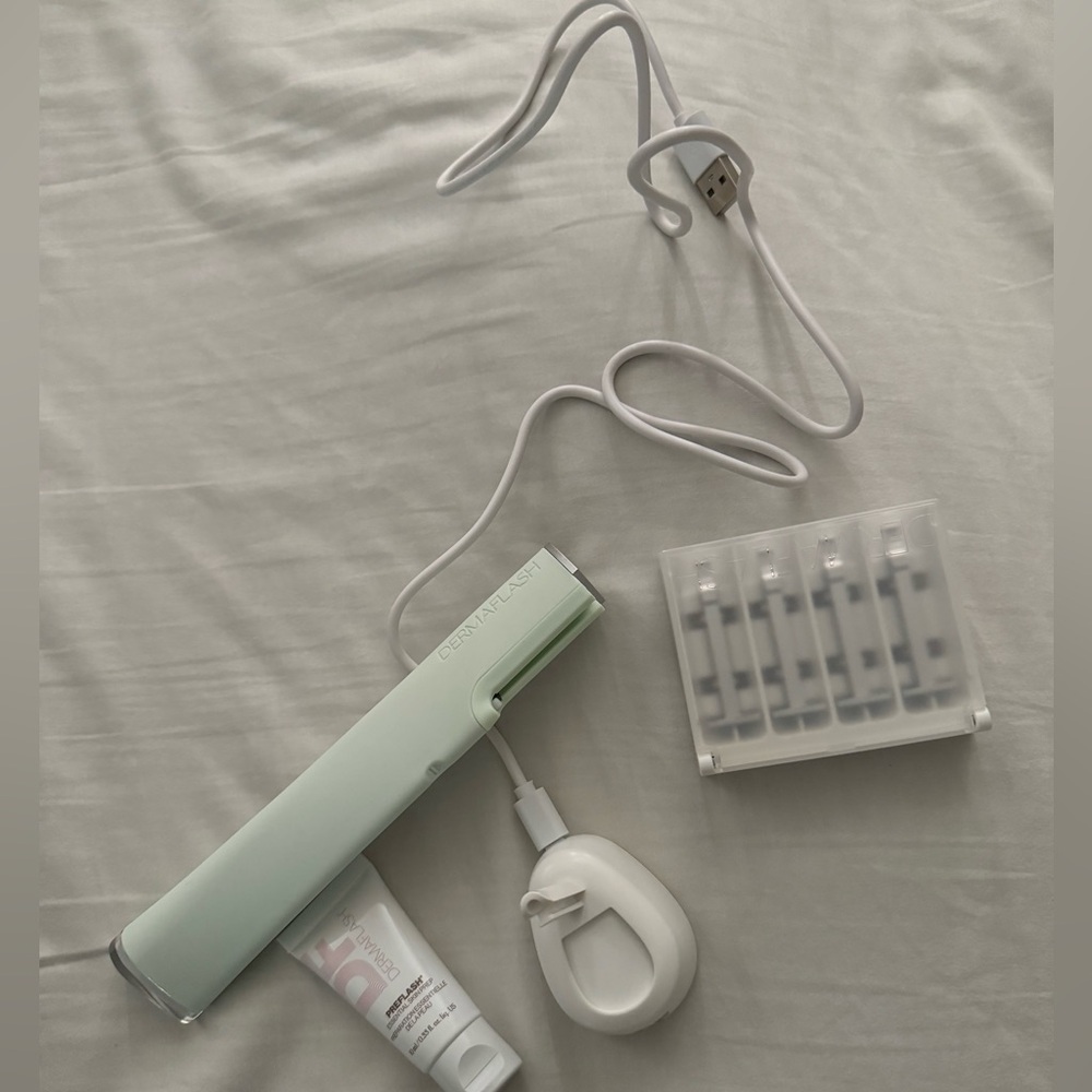 Dermaflash LUXE+ Anti-Aging, Exfoliation + Peach Fuzz Removal Set- Seafoam